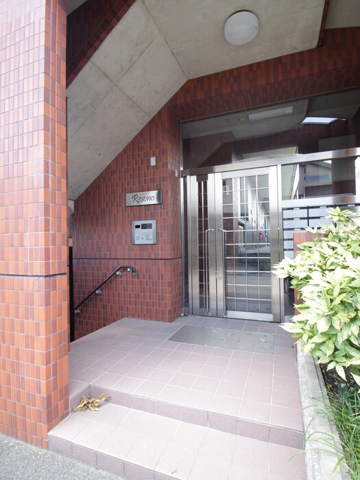 物件外観写真2　(エントランス部分)