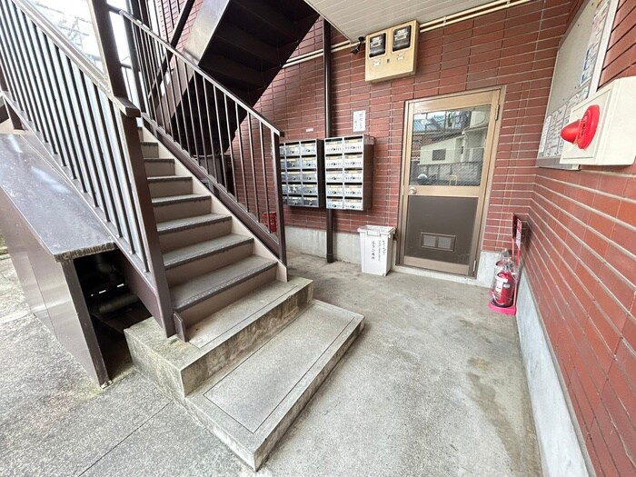 物件外観写真3　(エントランス部分)