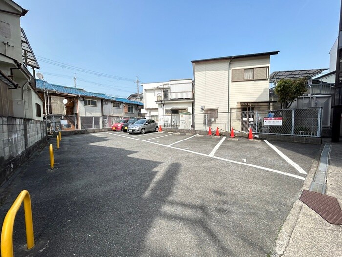 物件外観写真4　(駐車場)