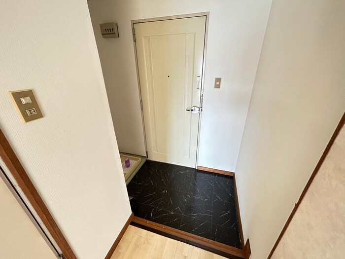 物件内観写真13　(玄関)