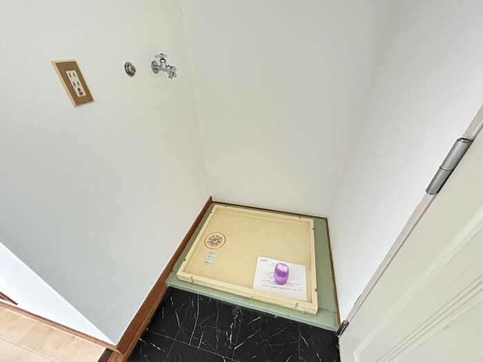 物件内観写真16　(洗濯機置場)