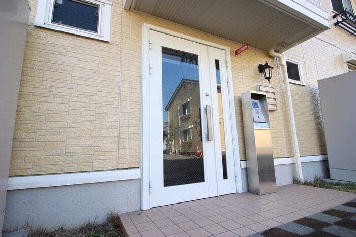 物件外観写真2　(エントランス部分)