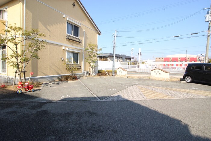 物件外観写真3　(駐車場)