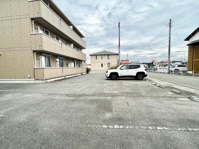 物件外観写真3　(駐車場)