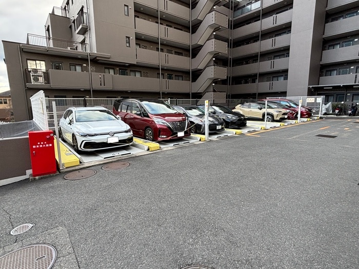 物件外観写真6　(駐車場)