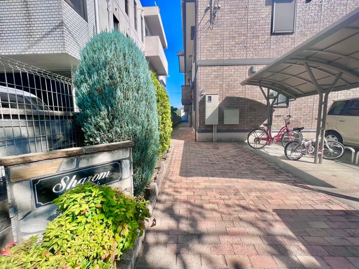 物件外観写真2　(エントランス部分)