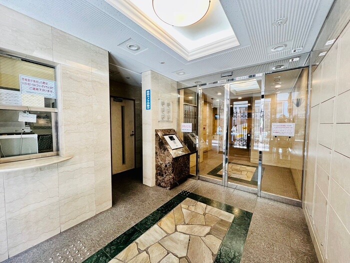 物件外観写真2　(エントランス部分)