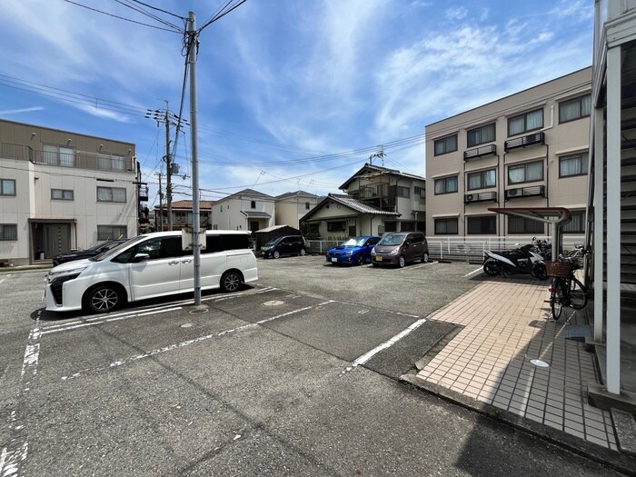 物件外観写真6　(駐車場)