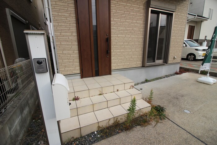 物件外観写真3　(エントランス部分)