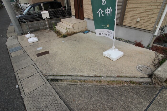 物件外観写真5　(駐車場)