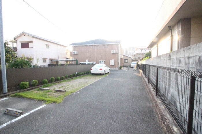 物件外観写真5　(駐車場)