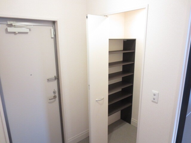 物件内観写真12　(玄関)