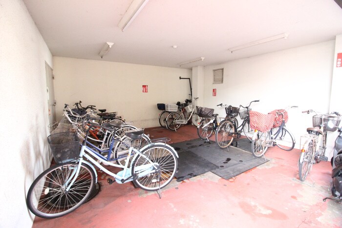 物件外観写真4　(駐輪場)