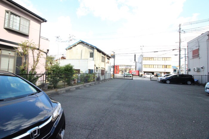 物件外観写真5　(駐車場)