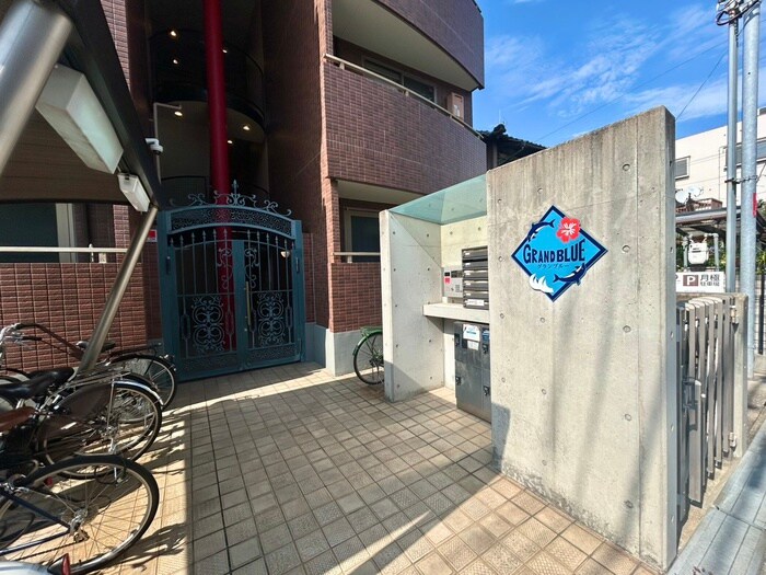 物件外観写真2　(エントランス部分)