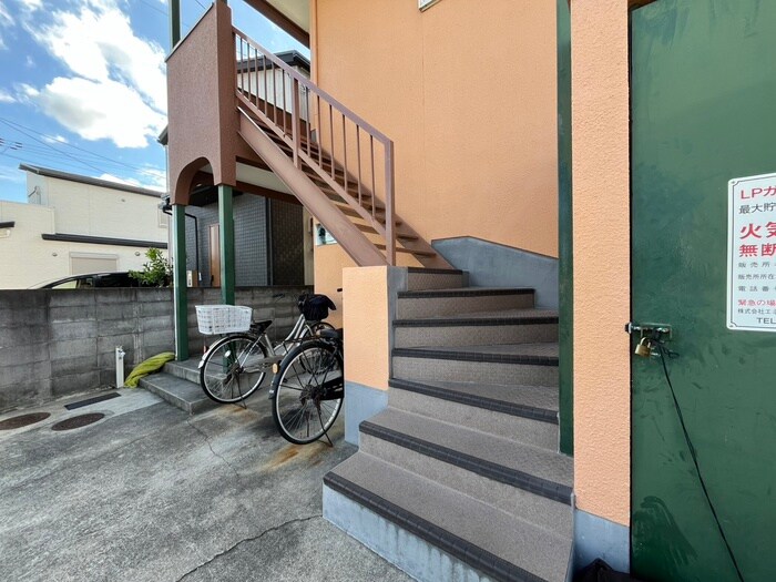 物件外観写真2　(エントランス部分)