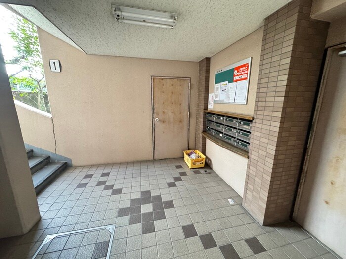 物件外観写真3　(エントランス部分)