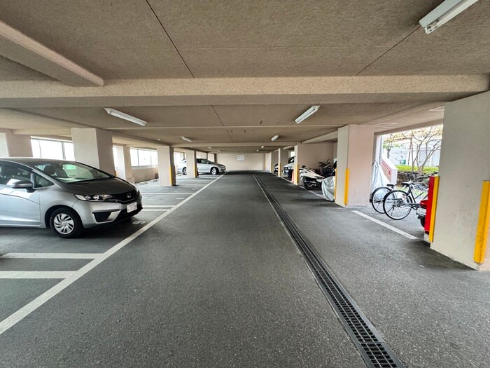 物件外観写真5　(駐車場)