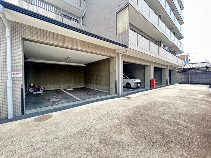 物件外観写真5　(駐車場)