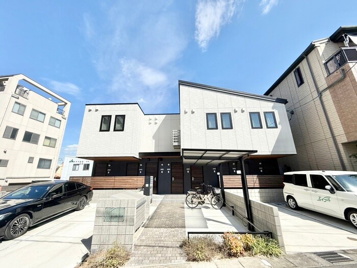 物件外観写真2　(エントランス部分)