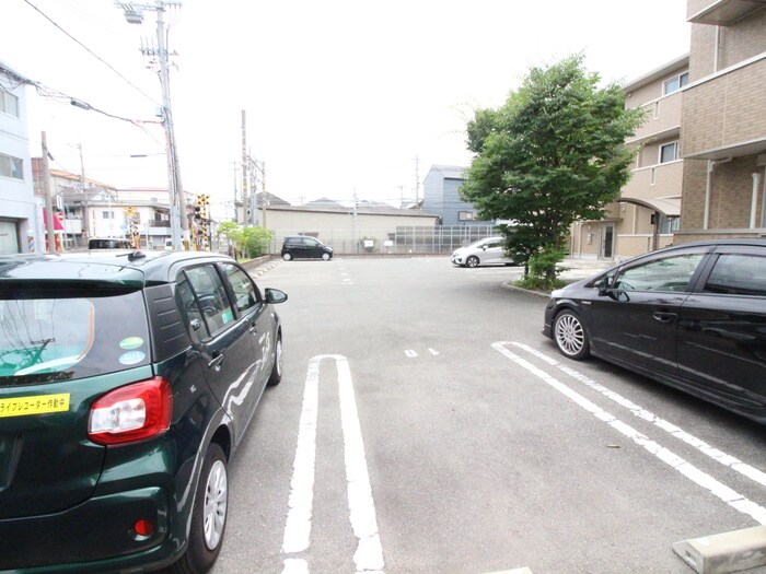 物件外観写真4　(駐車場)