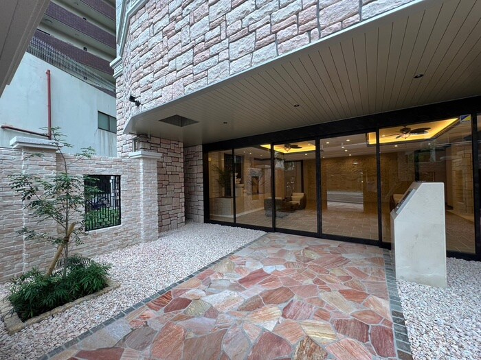 物件外観写真5　(エントランス部分)