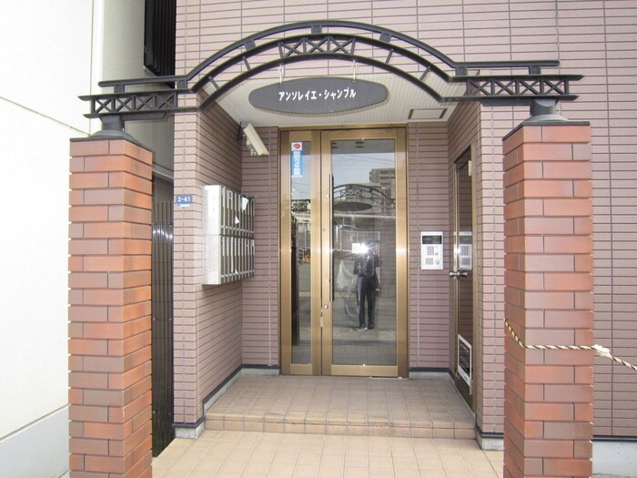 物件外観写真3　(エントランス部分)