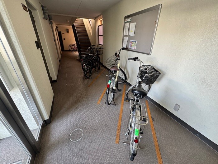 物件外観写真5　(駐輪場)