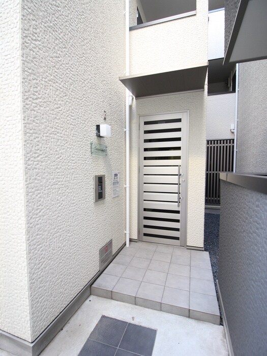 物件外観写真2　(エントランス部分)