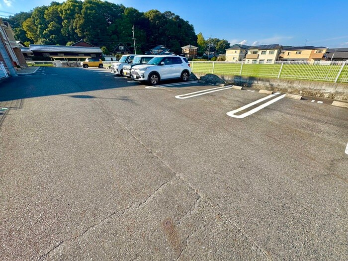 物件外観写真2　(駐車場)