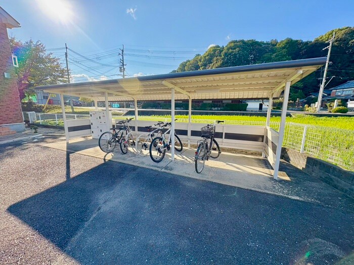 物件外観写真3　(駐輪場)