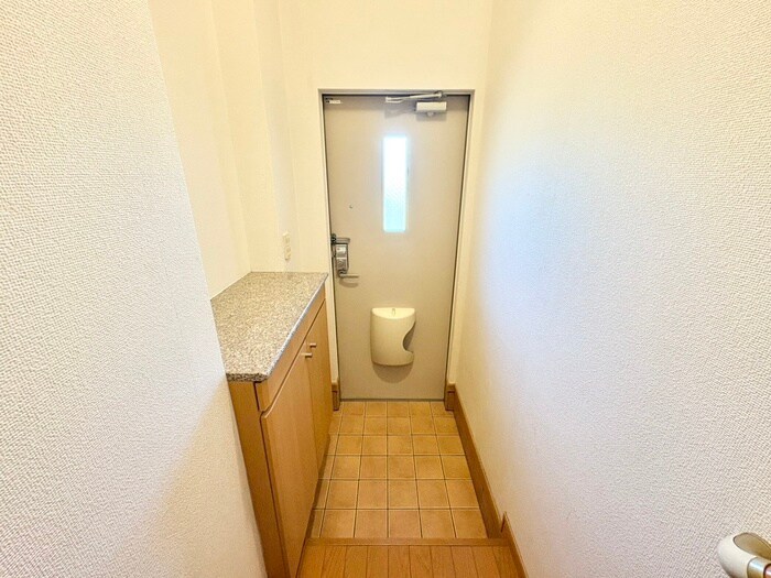 物件内観写真16　(玄関)