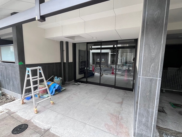 物件外観写真2　(エントランス部分)