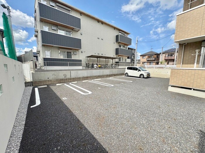 物件外観写真2　(駐車場)