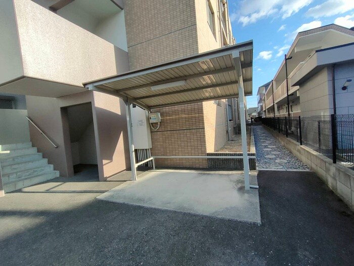 物件外観写真2　(駐輪場)