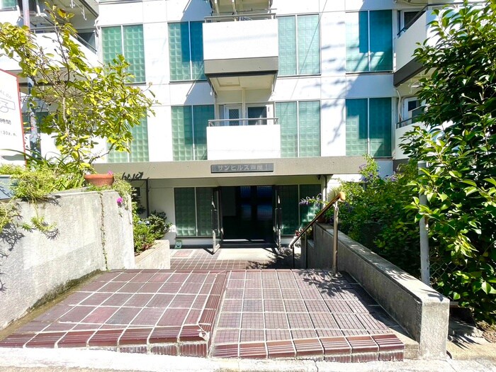 物件外観写真2　(エントランス部分)