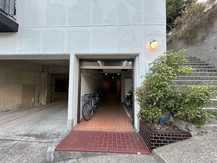 物件外観写真2　(エントランス部分)