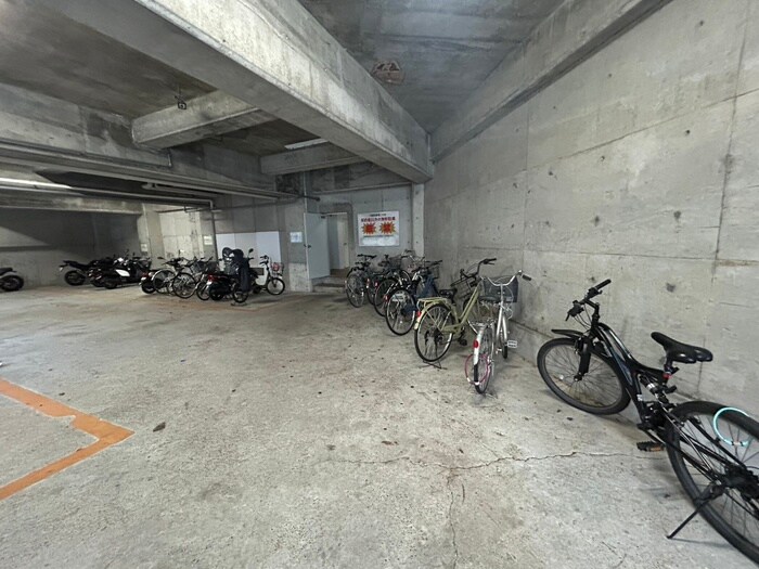 物件外観写真4　(駐輪場)