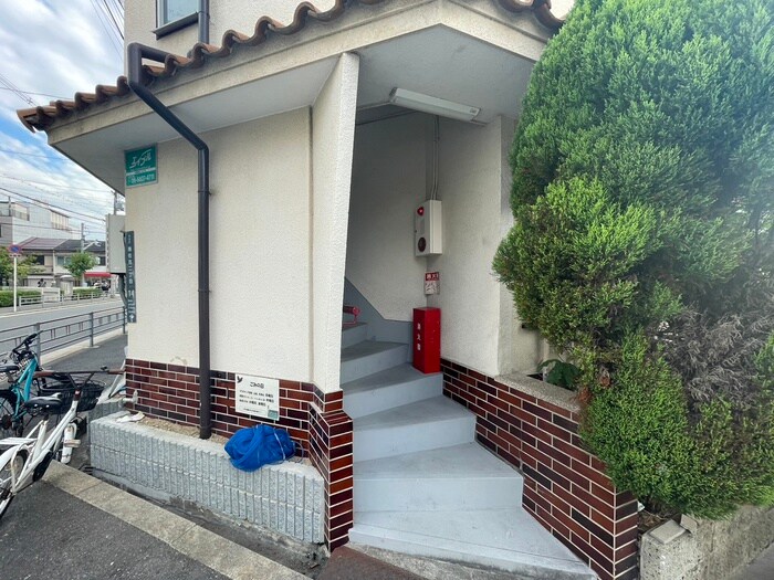 物件外観写真2　(エントランス部分)