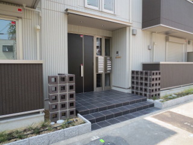 物件外観写真2　(エントランス部分)