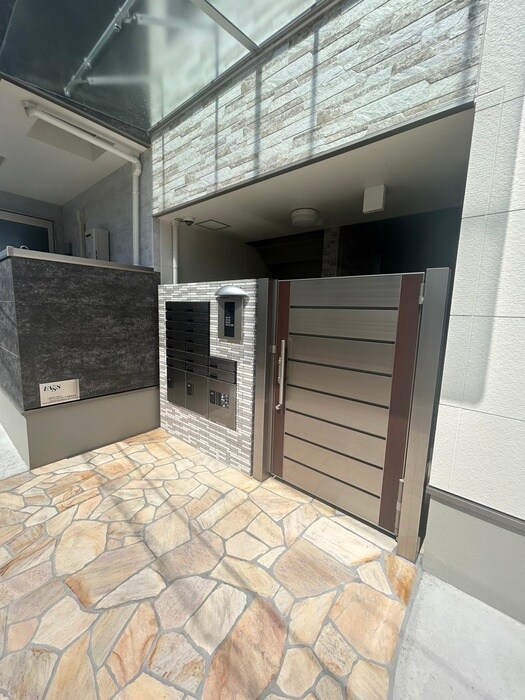 物件外観写真2　(エントランス部分)