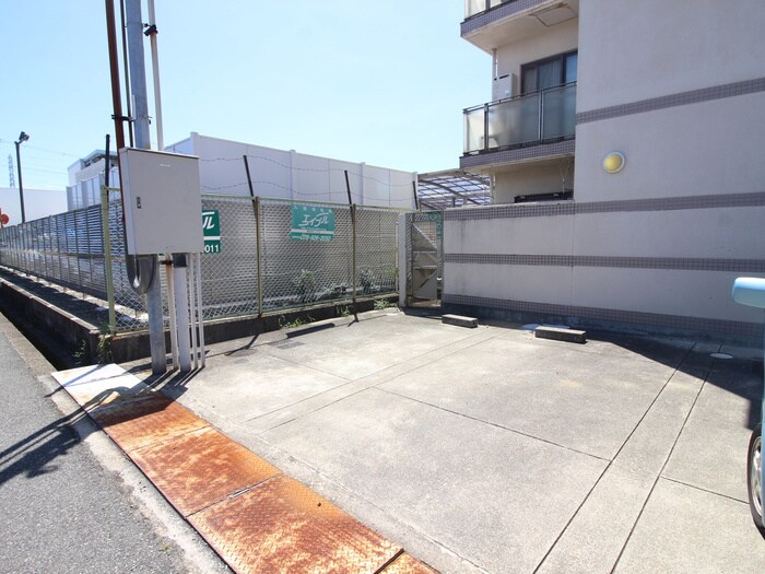 物件外観写真4　(駐車場)