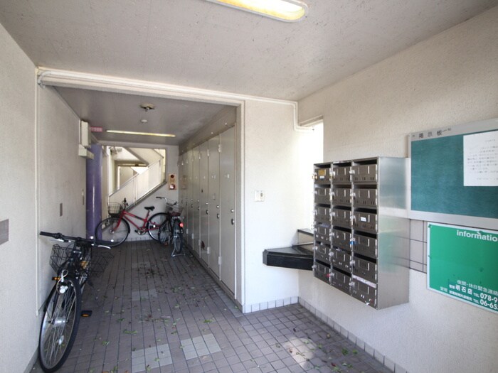 物件外観写真5　(エントランス部分)