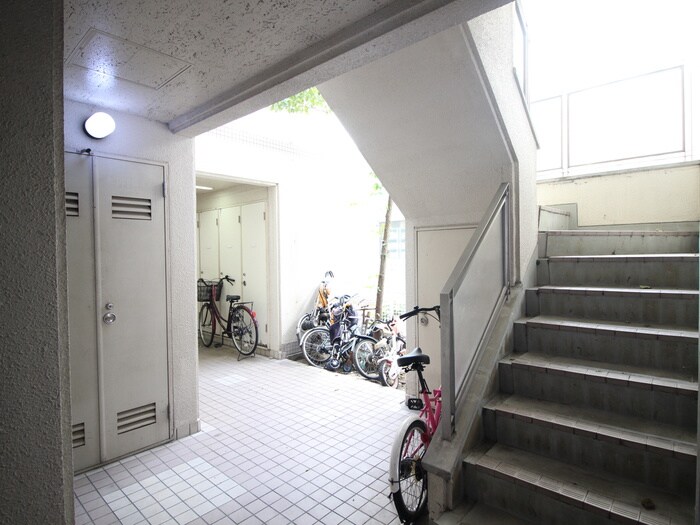 物件外観写真6　(エントランス部分)