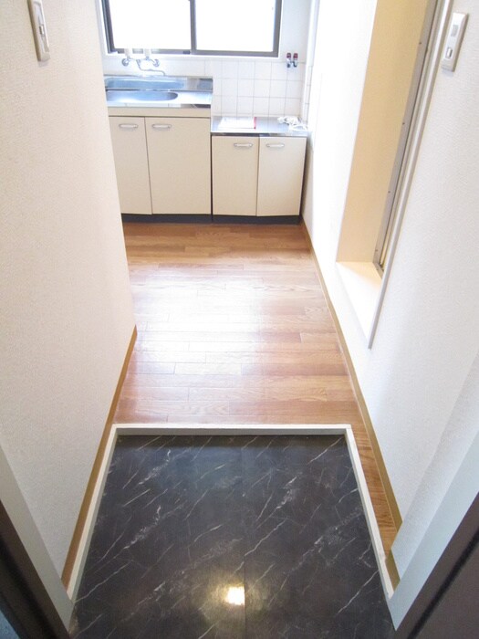 物件内観写真4　(玄関)