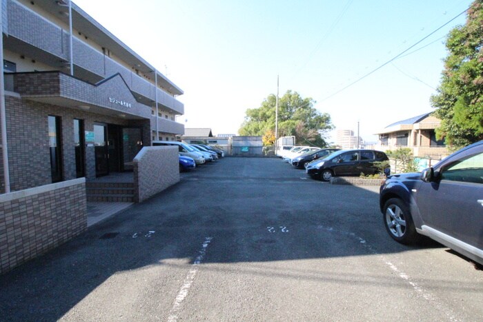 物件外観写真3　(駐車場)