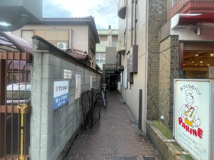 物件外観写真2　(エントランス部分)