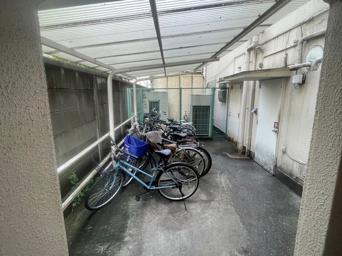 物件外観写真4　(駐輪場)