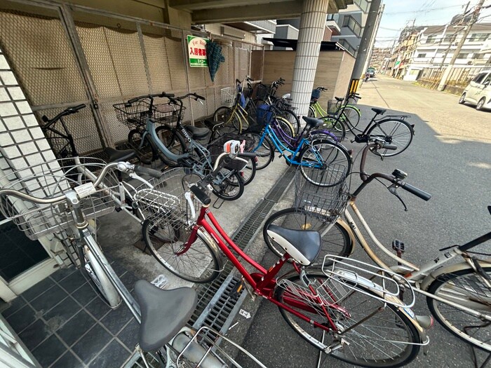 物件外観写真4　(駐輪場)