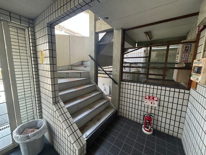 物件外観写真6　(エントランス部分)